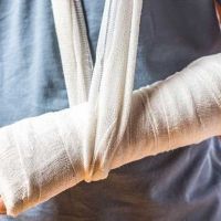 Gãy xương cẳng tay điều trị như thế nào?